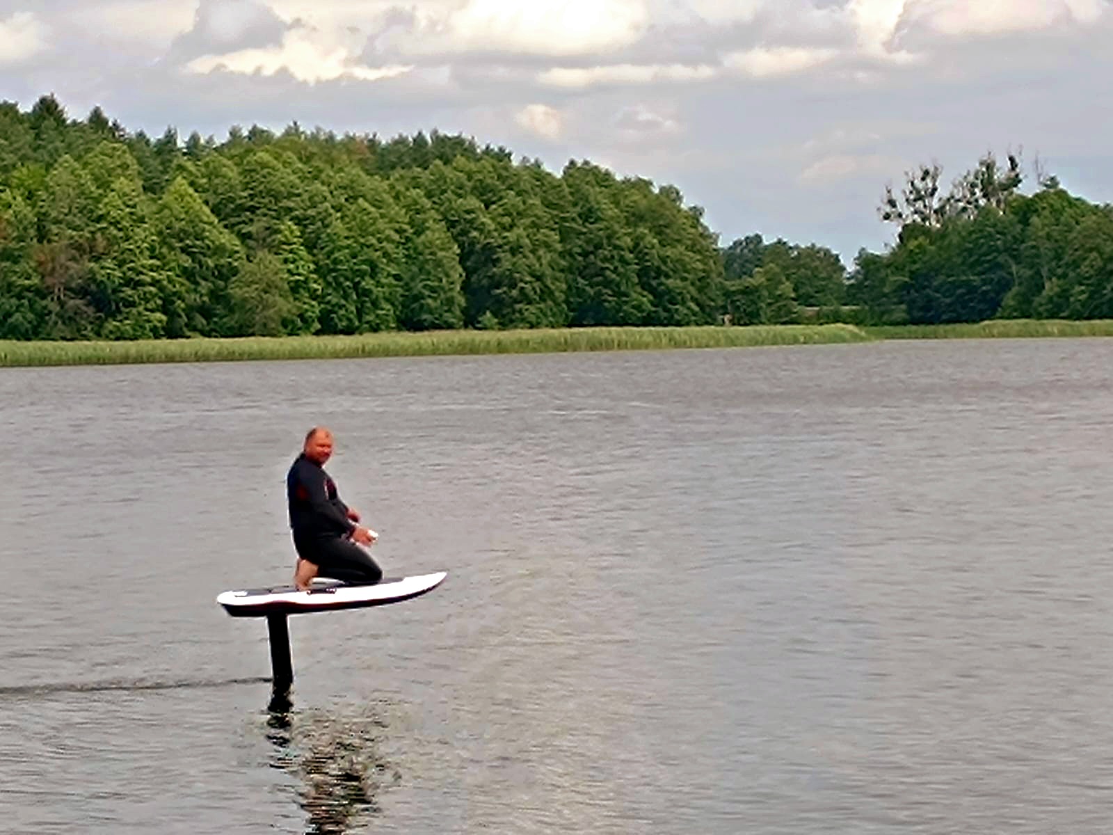 Człowiek na desce elektrycznej surfingowej E-FOIL